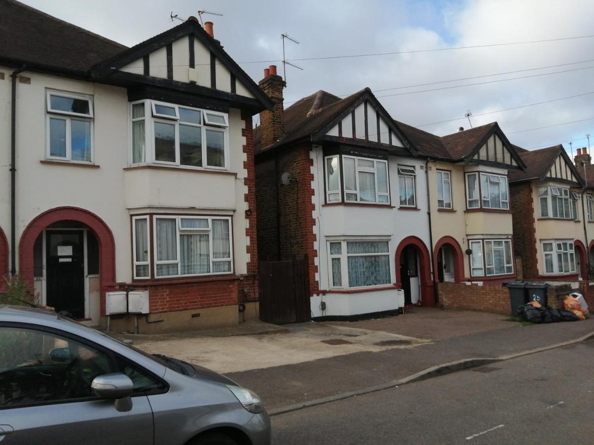 Lovely 3 Bedrooms Flat Near Romford Station With Free Parking Esterno foto