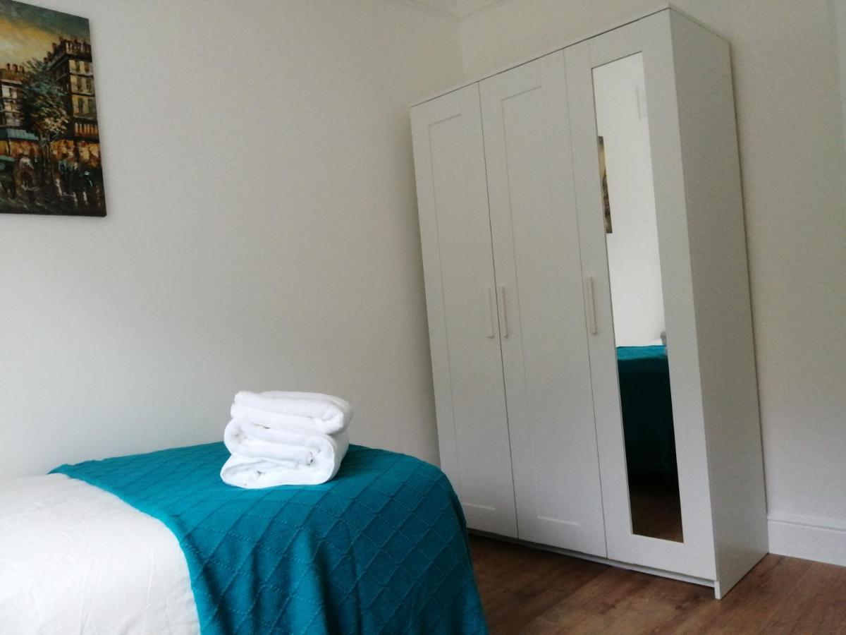 Lovely 3 Bedrooms Flat Near Romford Station With Free Parking Esterno foto